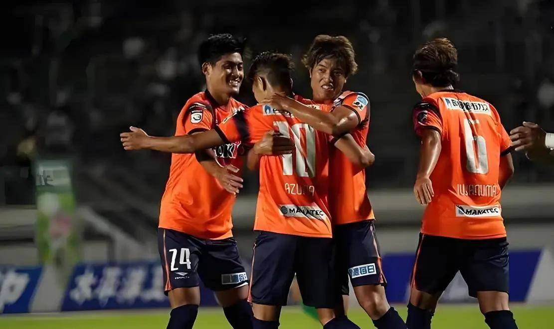 包含克罗托内客场2-2战平都灵，收获平局的词条