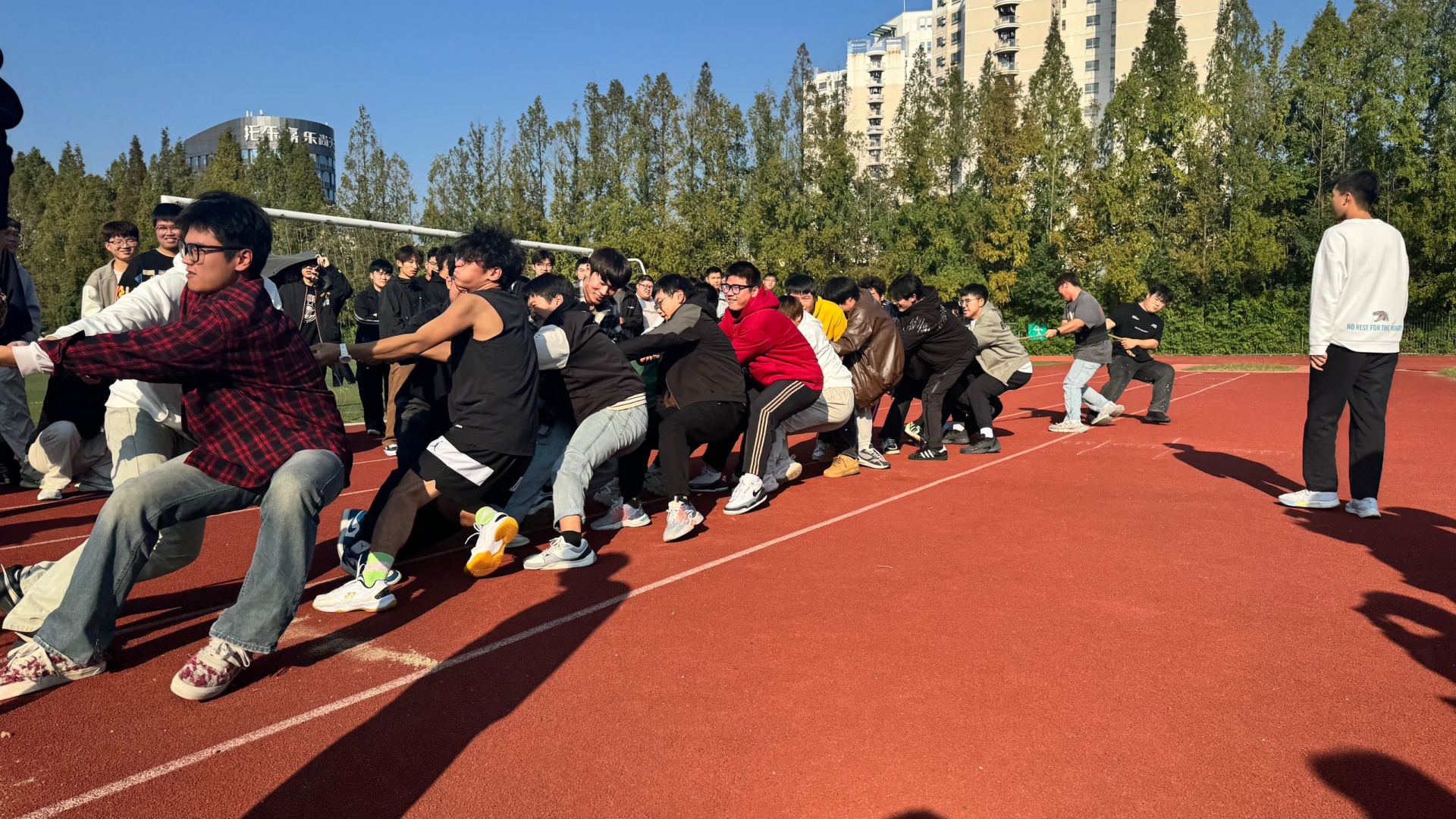 战斗氛围浓厚，比赛中双方队员体现出了团队合作精神